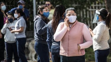 Una multitud se reúne en las calles del sur de México tras registrarse un seísmo.&nbsp;
