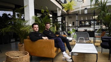 Los cofundadores del app Stint, los hermanos Sam y Sol Schlagman, están sentados en las oficinas de su compañía en Camden, Londres, el 23 de agosto del 2021. El app ayuda a la gente a encontrar empleos breves en diversas posiciones.&nbsp;