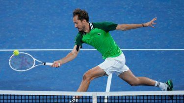 Daniil Medvedev devuelve ante Alejandro Davidovich Fokina en los cuartos de final del torneo de Dubái, el jueves 29 de febrero de 2024, en los Emiratos Árabes Unidos.&nbsp;
