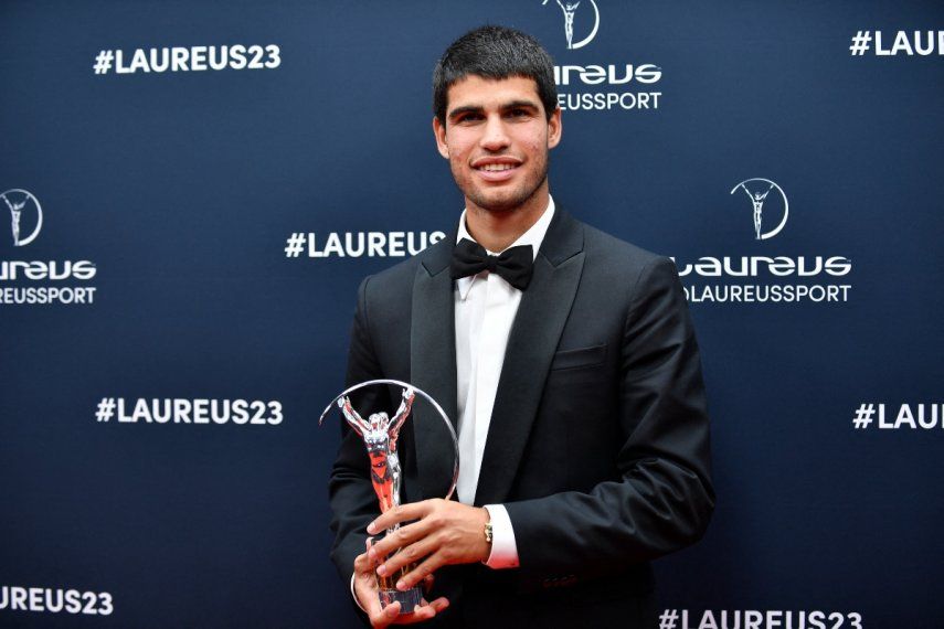 El tenista español Carlos Alcaraz posa con el premio Laureus World Breakthrough of the Year durante la ceremonia de los Laureus World Sports Awards 2023 en París el 8 de mayo de 2023.