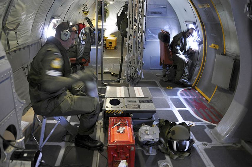 Los tripulantes de un avión de la Fuerza Aérea de Nueva Zelanda buscan restos del vuelo MH370 de Malaysia Airlines en el sur del Océano Indico, a unos 1.500 kilómetros (932 millas) al noroeste de Perth, Australia. (AP)
