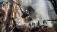 Bomberos trabajan luego de un ataque de Rusia con drones contra edificios de Kiev, Ucrania.