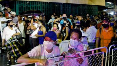 Se ve a los migrantes venezolanos varados en Colombia queriendo cruzar de regreso a su país en el puente internacional Simón Bolívar en Cúcuta, Colombia, el 18 de noviembre de 2020. Cientos de venezolanos varados en Colombia intentaron cruzar la frontera de regreso a su país forzando barricadas colocadas por Autoridades colombianas en el puente internacional que une a los países, que permanece cerrado debido a la pandemia COVID-19