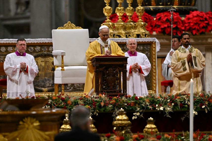 El Papa León XIV celebra la misa de Nochebuena en la Basílica de San Pedro en el Vaticano el 24 de diciembre de 2025.