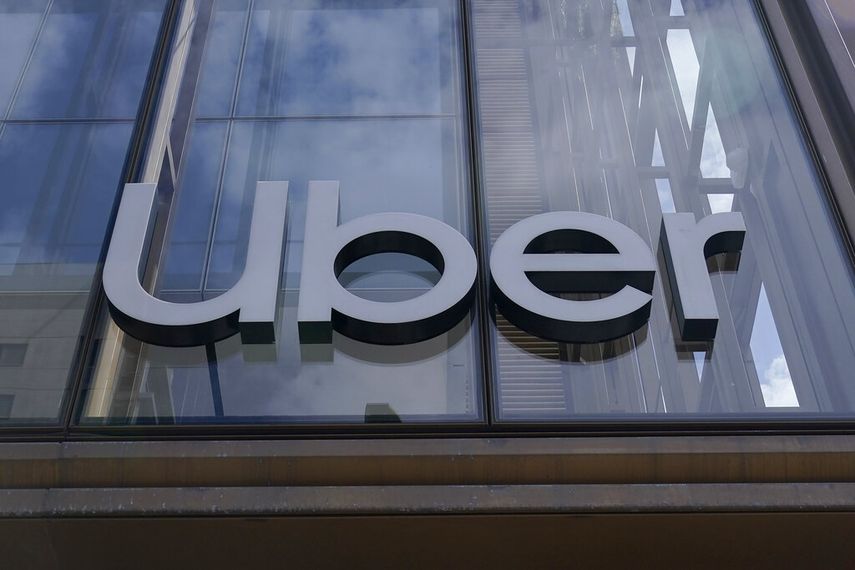 El logo de Uber en la sede de la empresa.