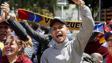 Decenas de venezolanos se reúnen este martes frente al Consulado de Venezuela, en Bogotá (Colombia), mientras se vive tensión en el país vecino.
