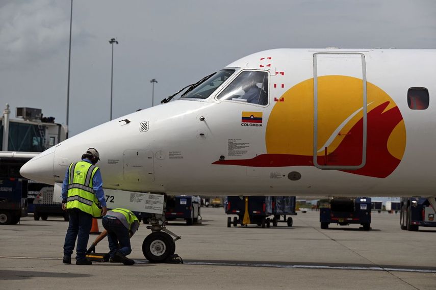 Un avión de Satena Airlines, que cubre la ruta Bogotá-Caracas, es fotografiado a su llegada al Aeropuerto Internacional Simón Bolívar en Maiquetía, estado de La Guaira, Venezuela, el 9 de noviembre de 2022. La aerolínea estatal colombiana Satena anunció la suspensión de sus vuelos a Venezuela el 4 de diciembre de 2025.