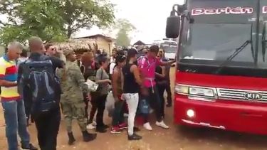 Los migrantes cubanos varados en Lajas Blancas&nbsp;son montados en un ómnibus con destino a Costa Rica.