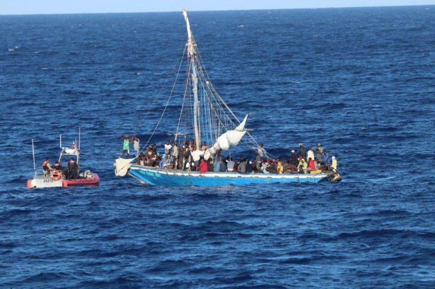 Migrantes interceptados por la Guardia Costera de Florida.