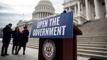 Un cartel pide la suspensión del cierre parcial del Gobierno estadounidense.