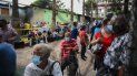 La gente espera recibir la primera dosis de la vacuna Sputnik V contra Covid-19 durante una jornada de vacunación promovida por el municipio y apoyada por el régimen venezolano en el barrio 23 de Enero de Caracas, el 7 de junio de 2021. La gente espera recibir la primera dosis de la vacuna Sputnik V contra Covid-19 durante una jornada de vacunación promovida por el municipio y apoyada por el régimen venezolano en el barrio 23 de Enero de Caracas, el 7 de junio de 2021.