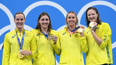Las medallistas de oro (de izquierda a derecha) Bronte Campbell de Australia, Meg Harris de Australia, Emma Mckeon de Australia y Cate Campbell de Australia posan en el podio después de la final del evento de natación de relevos 4x100m en Tokio
