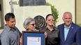 Ofelia Acevedo, viuda de Oswaldo Payá, con sus hijos Reynaldo Isaias y María Payá, junto a Esteban Bovo, alcalde de Hialeah, rinden tributo al luchador cubano.&nbsp;