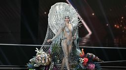 La venezolana Stephany Adriana Abasali Nasser desfiló en el escenario durante la presentación de trajes típicos de Miss Universo 2025 en Nonthaburi, al norte de Bangkok.
