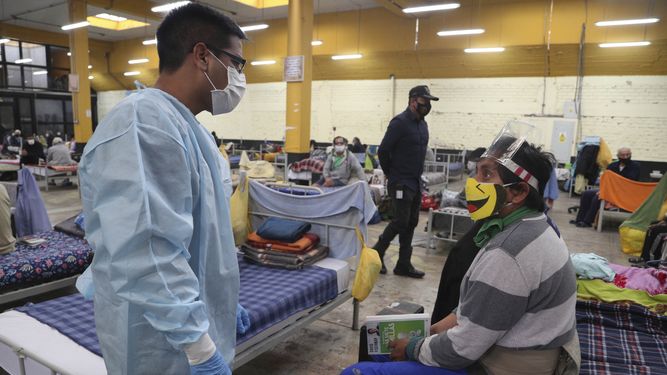 El doctor Jorge Cuzquen, izquierda, habla con el preso V&iacute;ctor Santos mientras usa una mascarilla protectora en una secci&oacute;n de prisioneros infectados con COVID-19 en la prisi&oacute;n de Lurigancho a las afueras de Lima, Per&uacute;, el mi&eacute;rcoles 19 de agosto de 2020.