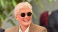La actriz estadounidense Glenn Close asiste a la ceremonia de la huella de sus manos y pies en el TCL Chinese Theatre IMAX, como parte del Festival de Cine Clásico TCM en Hollywood, California, el 1 de mayo de 2026.&nbsp;