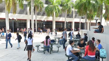 Miles de estudiantes son beneficiados por los programas educacionales.