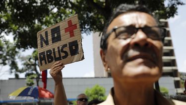 Una mujer sostiene un letrero durante una protesta contra el régimen de Nicolás Maduro afuera de la oficina del Programa de las Naciones Unidas para el Desarrollo en Caracas, Venezuela, el viernes 21 de junio de 2019.&nbsp;