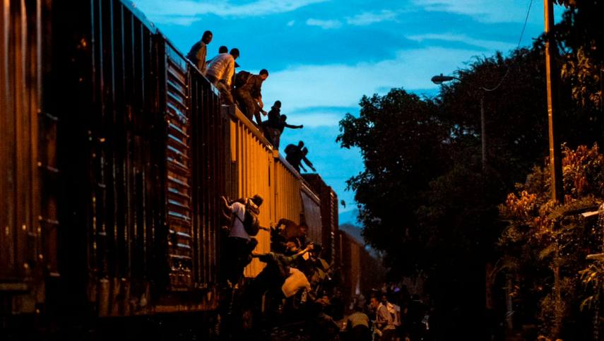 Un grupo de inmigrantes intentan subirse al tren llamado “La Bestia” que cruza el territorio de México.&nbsp;