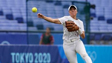 La mexicana Anissa Urtez lanza a primera base durante un partido con Canadá por el bronce en el torneo olímpico de sóftbol de Tokio 2020