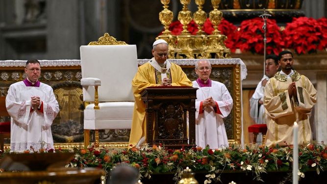 El Papa León XIV celebra la misa de Nochebuena en la Basílica de San Pedro en el Vaticano el 24 de diciembre de 2025.
