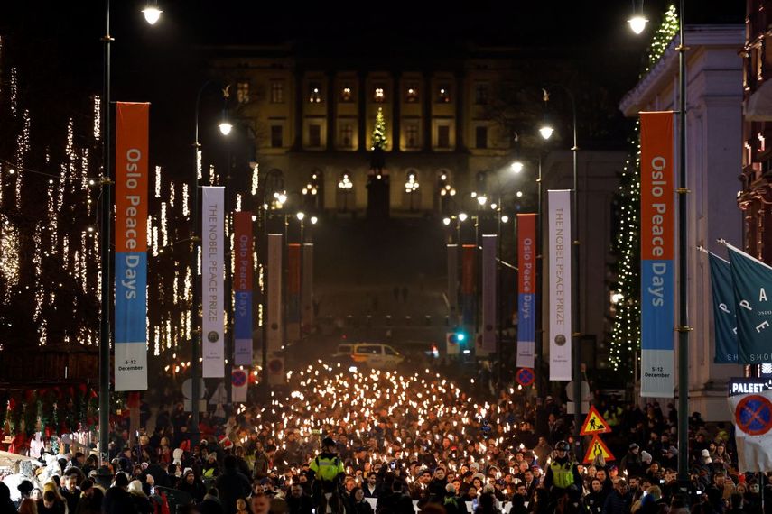 La gente participa en una procesión de antorchas en honor a la ganadora del Premio Nobel de la Paz, María Corina Machado, en Oslo, Noruega, el 10 de diciembre de 2025.