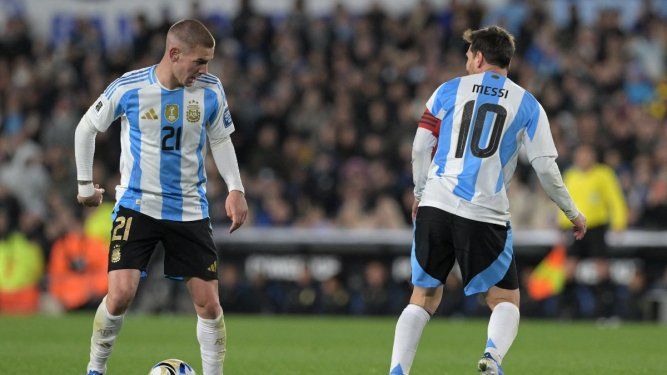 El delantero argentino Franco Mastantuono (izq) controla el balón junto a su compañero Lionel Messi durante un partido de clasificación sudamericana para la Copa Mundial de la FIFA 2026 contra Venezuela en el estadio Más Monumental de Buenos Aires, el 4 de septiembre de 2025.