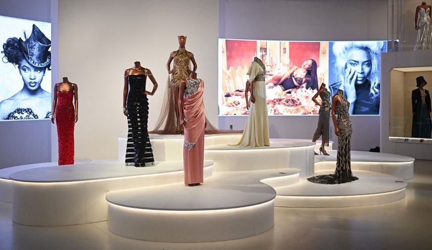 Los vestidos se muestran durante una vista previa para la prensa de la exposición Naomi in fashion que explora la carrera de la modelo Naomi Campbell, en el museo Victoria & Albert, en Londres, el 19 de junio de 2024.&nbsp; &nbsp; &nbsp;