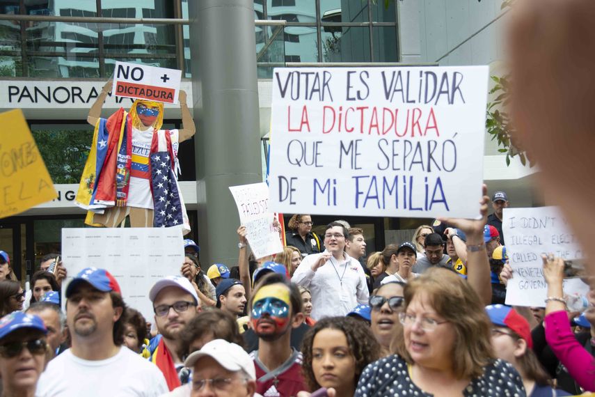 Una pancarta hace alusión a la separación familiar del exilio venezolano.&nbsp;