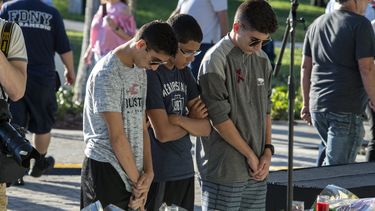 Estudiantes de la secundaria Stoneman Douglas, de Parkland, Florida, en una vigilia en recordación de sus compañeros asesinados.&nbsp;