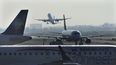 Un avión de pasajeros despega del Aeropuerto Internacional Benito Juárez el 12 de mayo de 2022 en la Ciudad de México, mientras otros aviones se desplazan en la pista.