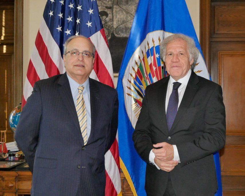 El embajador de Estados Unidos en la OEA, Frank Mora y el secretario general del organismo Luis Almagro.