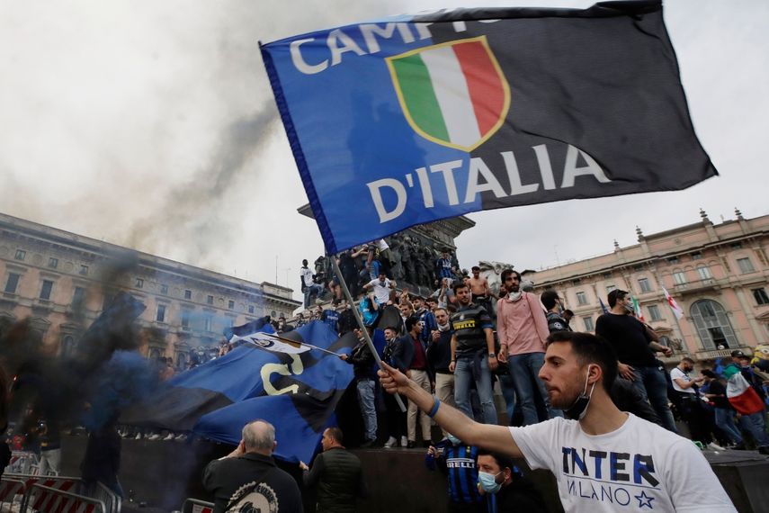 Hinchas del Inter celebran la conquista del scudetto de la Serie A italiana en la Plaza del Duomo, el domingo 2 de mayo de 2021