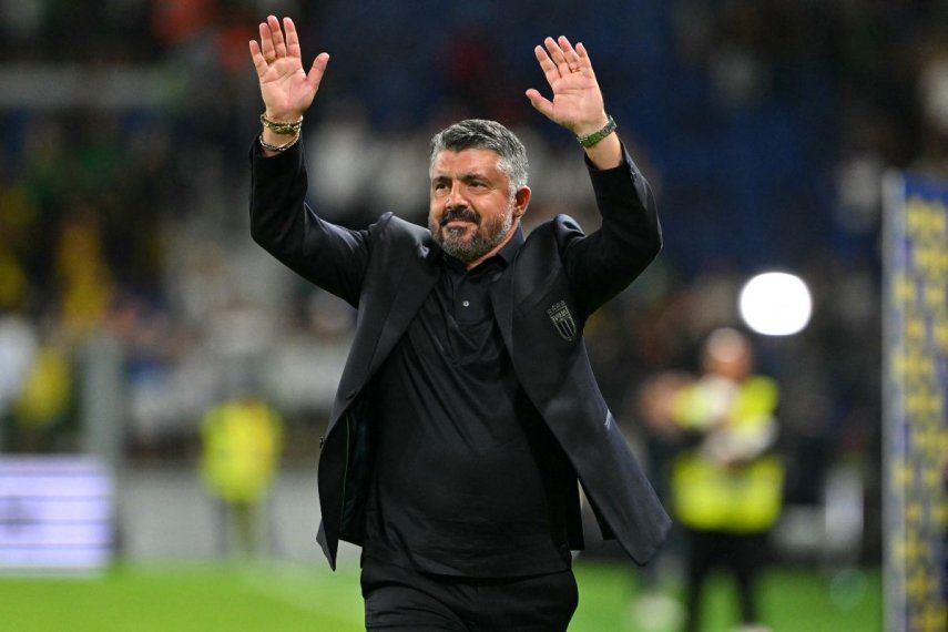 El entrenador de la selección de Italia, Gennaro Gattuso, saluda a la afición tras la conclusión de un partido, el 5 de septiembre de 2025.