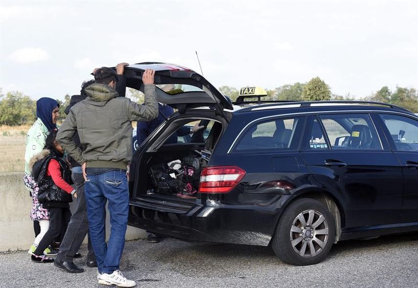 Taxis esperan para llevar a refugiados a Viena. Casi 12.000 refugiados han llegado a la localidad fronteriza austríaca de Nickelsdorf en poco más de 24 horas procedentes de Hungría (EFE)