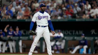 El lanzador cubano de los Rangers de Texas, Aroldis Chapman, se para al final del montículo después de ponchar a Harold Ramírez, de los Rays de Tampa Bay, en la novena entrada de un juego de béisbol, el lunes 17 de julio de 2023, en Arlington, Texas.