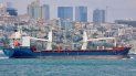 El carguero Laodicea recorriendo el Bósforo en Estambul el 7 de julio del 2022. Una investigación de la AP reveló que el barco, de propiedad siria, es parte de una operación mediante la cual Rusia saca de contrabando granos producidos por Ucrania. 