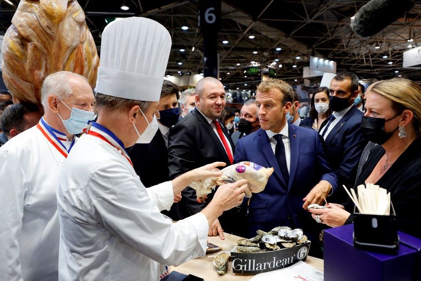 El presidente de Francia, Emmanuel Macron, habla mientras visita el Salón Internacional de la Restauración, la Hostelería y la Alimentación (SIRHA) en Lyon, en el centro de Francia, el lunes 27 de septiembre de 2021.