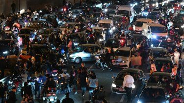 Aficionados del PSG celebran en París la victoria de su equipo en la final de la Liga de Campeones, el 1 de junio de 2025.