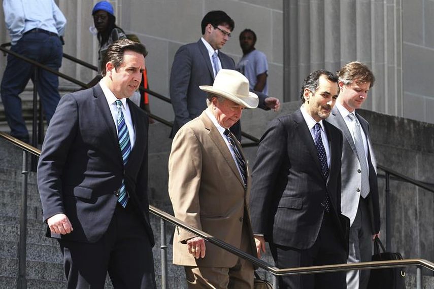 Abogados del millonario estadounidense Robert Durst salen de un tribunal de Nueva Orleans (Louisiana) el lunes 16 de marzo de 2015. EFE
