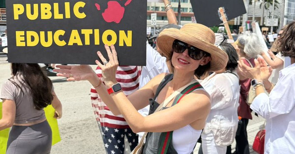 Docentes de Miami-Dade se manifiestan: “¡Manos fuera de nuestras escuelas y ahorros de jubilación!”
