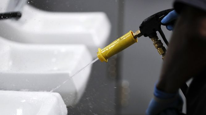 Fotograf&iacute;a de archivo del jueves 19 de marzo de 2020 de un empleado de escuela p&uacute;blica desinfectando un lavabo en un ba&ntilde;o en una secundaria de Estados Unidos.&nbsp;