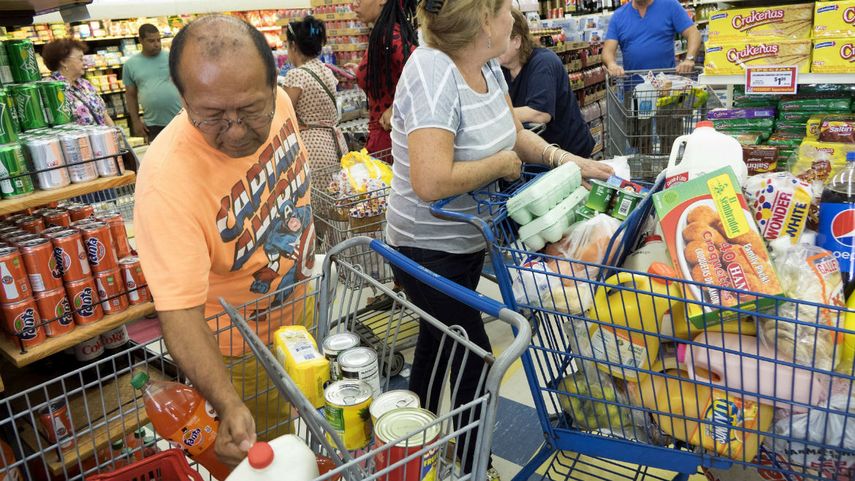 Las compras de última hora también generaron aglomeraciones de personas en los mercados de Florida.