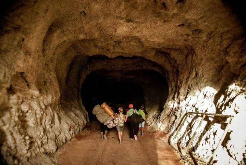 Evacuados en Gibara, Holguín, son llevados a una cueva de las Fuerzas Armadas Revolucionarias.&nbsp;