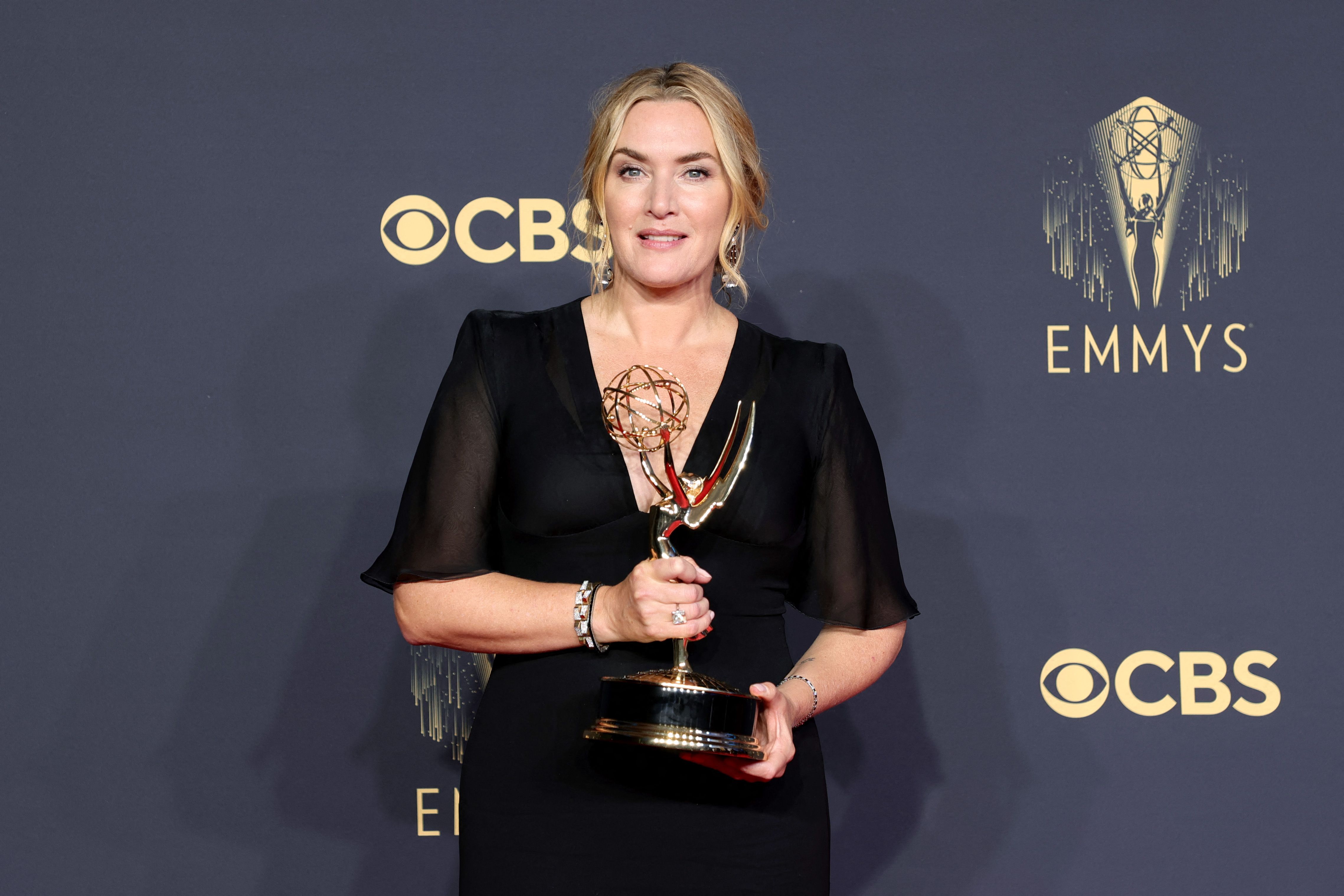 Kate Winslet, ganadora del premio a la mejor actriz principal en una serie limitada o de antología o película por Mare Of Easttown, posa en la sala de prensa durante la 73a Primetime Emmy Awards en L.A. LIVE el 19 de septiembre de 2021 en Los Ángeles, California. Kate Winslet, ganadora del premio a la mejor actriz principal en una serie limitada o de antología o película por Mare Of Easttown, posa en la sala de prensa durante la 73a Primetime Emmy Awards en L.A. LIVE el 19 de septiembre de 2021 en Los Ángeles, California.