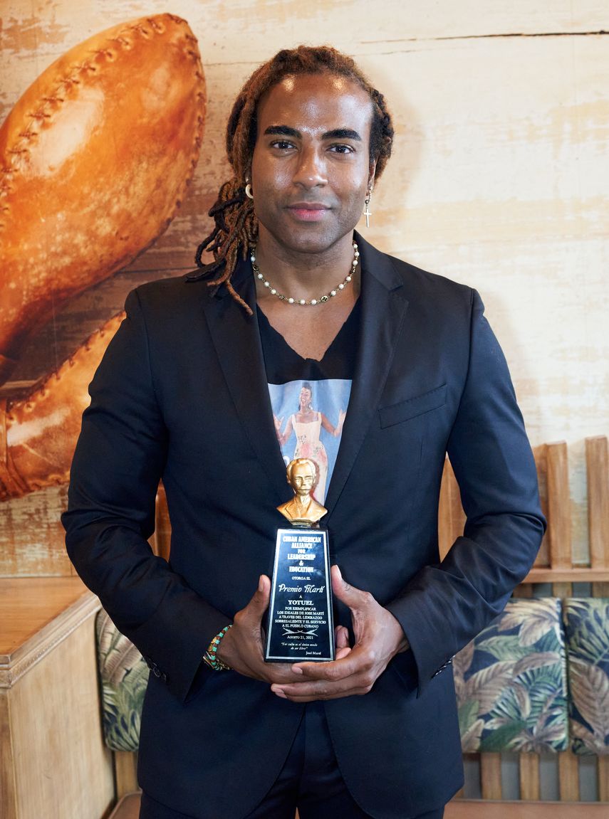 Yotuel recibe el premio Martí de la Alianza Cubano Americana para el Liderazgo y la Educación (Caale por sus siglas en inglés).