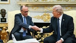 El presidente de Estados Unidos estrecha la mano del canciller alemán Friedrich Merz, en visita oficial a la Casa Blanca. El presidente de Estados Unidos estrecha la mano del canciller alemán Friedrich Merz, en visita oficial a la Casa Blanca.