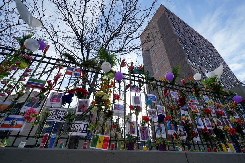 Monumento en memoria de las víctimas del incendio de un edificio de apartamentos en el distrito del Bronx de Nueva York, enero de 2022.&nbsp;