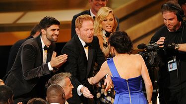 Gail Mancuso acepta el premio por dirección de comedia, por su trabajo en Modern Family. (AP)