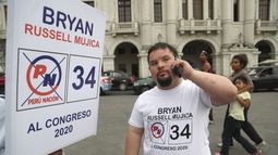 &ldquo;&Eacute;l busca lo mejor, los &lsquo;normales&rsquo; buscan c&oacute;mo llevarse (robarse) las cosas del pa&iacute;s, &eacute;sta una diferencia muy grande&rdquo;, dijo Carlos Maza, un jubilado que asegur&oacute; que votar&iacute;a por &eacute;l. &ldquo;Hay que darle la oportunidad&rdquo;, a&ntilde;adi&oacute; Elena Saavedra, una secretaria que le estrech&oacute; la mano